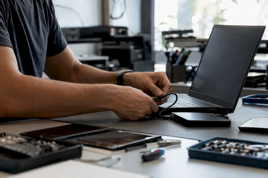 Manos conectando cables de datos para análisis de blockchain